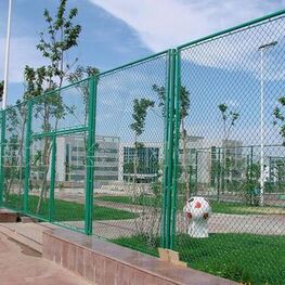 全封閉式體育場(chǎng)圍網(wǎng)